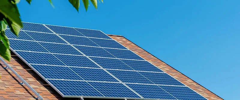 Toiture équipée de panneaux photovoltaïques sous un ciel bleu